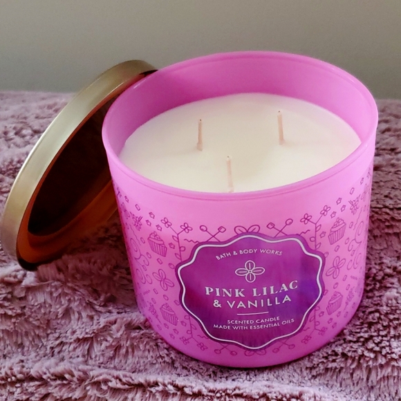 Bath & Body Works Candle 🕯 - Picture 1 of 5